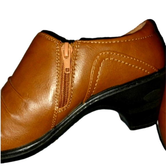 Easy Street Brown Leather Shoes - Picture 2 of 6